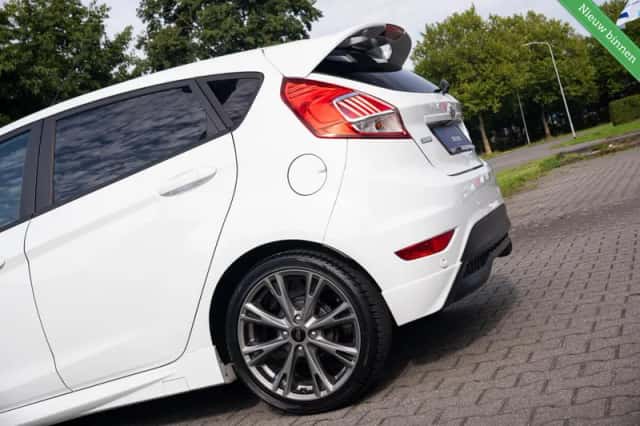 Ford Fiesta (2016) thumbnail 3