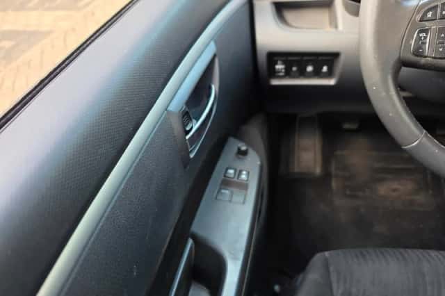 Suzuki Swift (2012) thumbnail 6