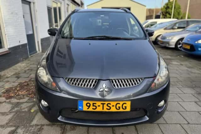 Mitsubishi Grandis (2007) thumbnail 2