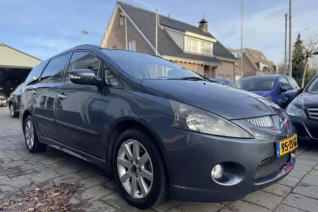 Mitsubishi Grandis (2007) thumbnail 3