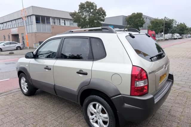 Hyundai Tucson (2009) thumbnail 2