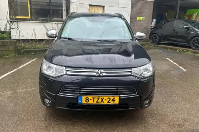 Mitsubishi Outlander (2014) thumbnail 2