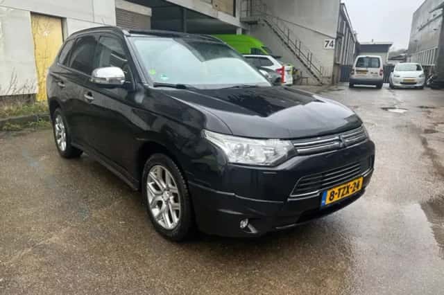 Mitsubishi Outlander (2014) thumbnail 3