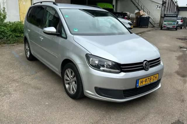 Volkswagen Touran (2011) thumbnail 3