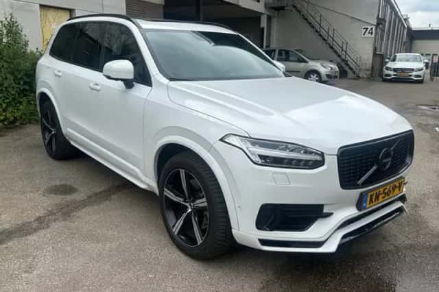 Volvo XC90 (2016) thumbnail 3