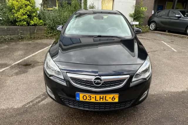 Opel Astra (2010) thumbnail 2