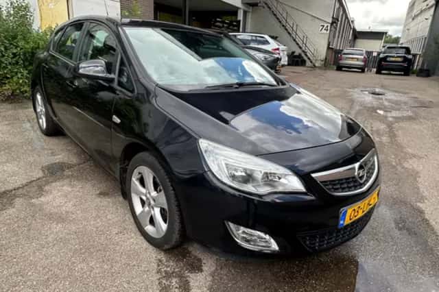 Opel Astra (2010) thumbnail 3