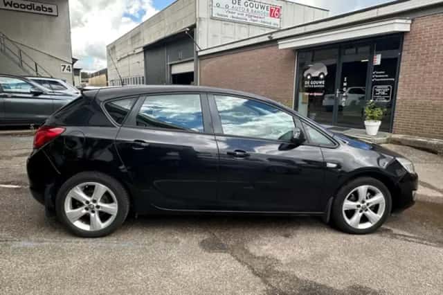 Opel Astra (2010) thumbnail 4