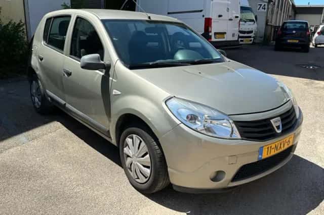 Dacia Sandero (2011) thumbnail 3