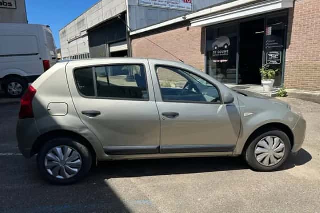 Dacia Sandero (2011) thumbnail 4