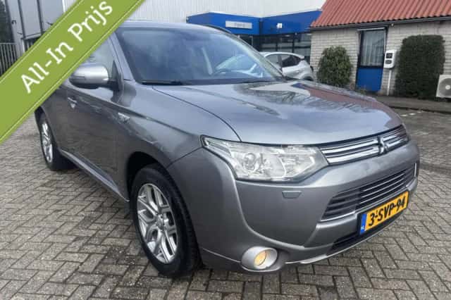 Mitsubishi Outlander (2013) thumbnail 2
