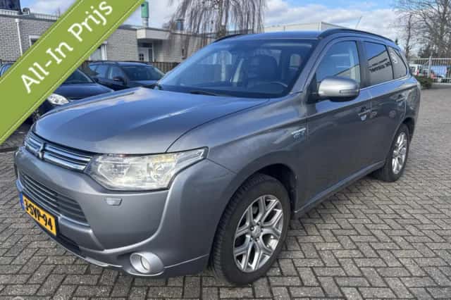 Mitsubishi Outlander (2013) thumbnail 3