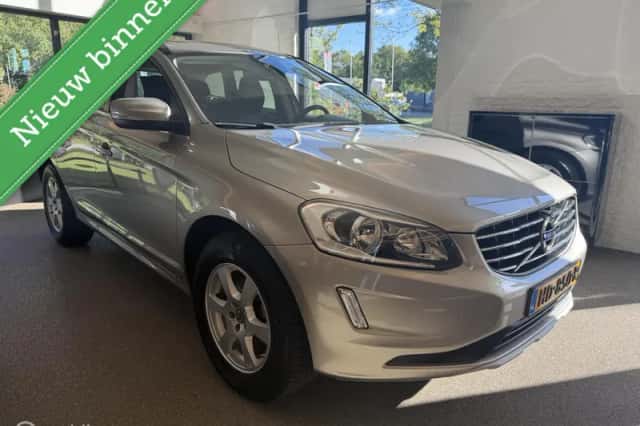 Volvo XC60 (2015) thumbnail 2