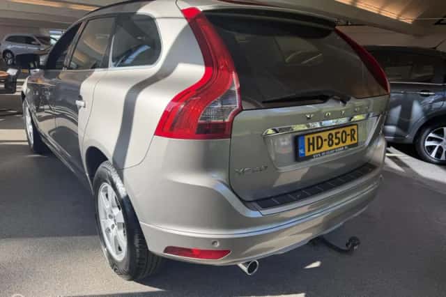 Volvo XC60 (2015) thumbnail 3