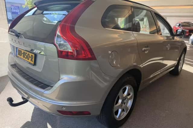Volvo XC60 (2015) thumbnail 4