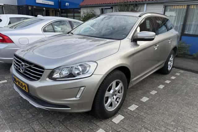 Volvo XC60 (2015) thumbnail 5