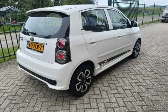 Kia Picanto (2011) thumbnail 4