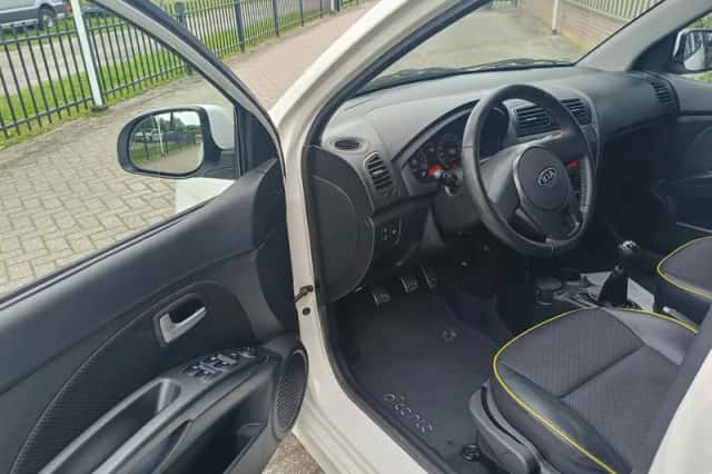 Kia Picanto (2011) thumbnail 5