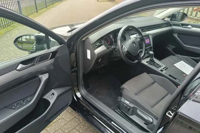 Volkswagen Passat (2019) thumbnail 4