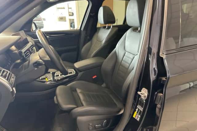 BMW iX3 (2024) thumbnail 4