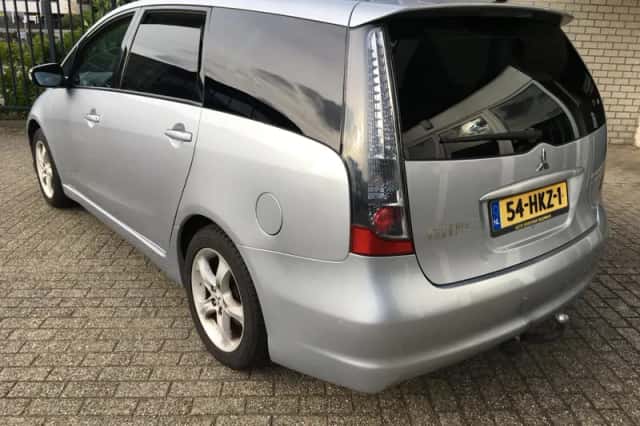 Mitsubishi Grandis (2009) thumbnail 2