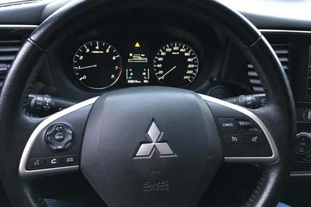 Mitsubishi Outlander (2013) thumbnail 6