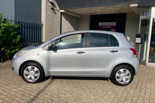 Toyota Yaris (2010) thumbnail 2