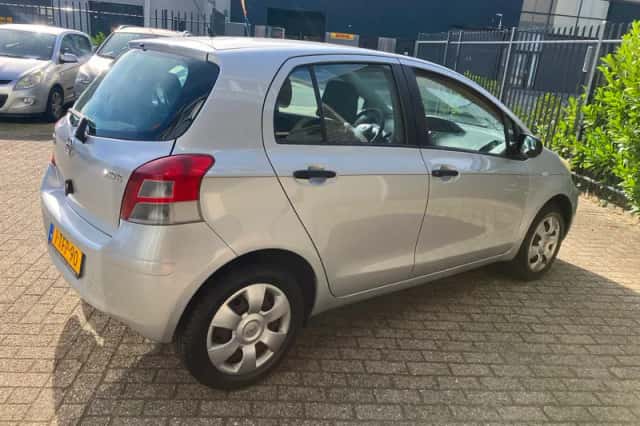 Toyota Yaris (2010) thumbnail 3