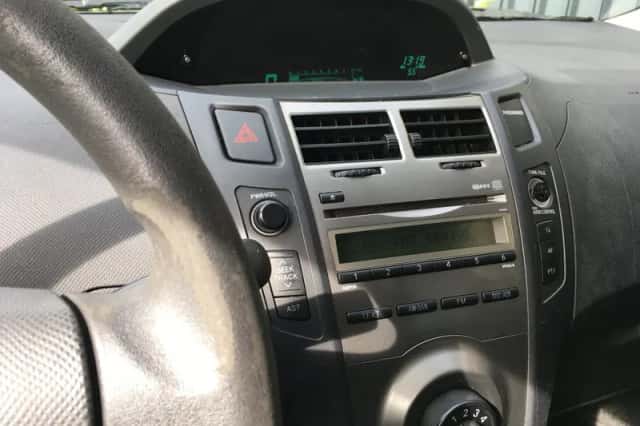 Toyota Yaris (2010) thumbnail 5