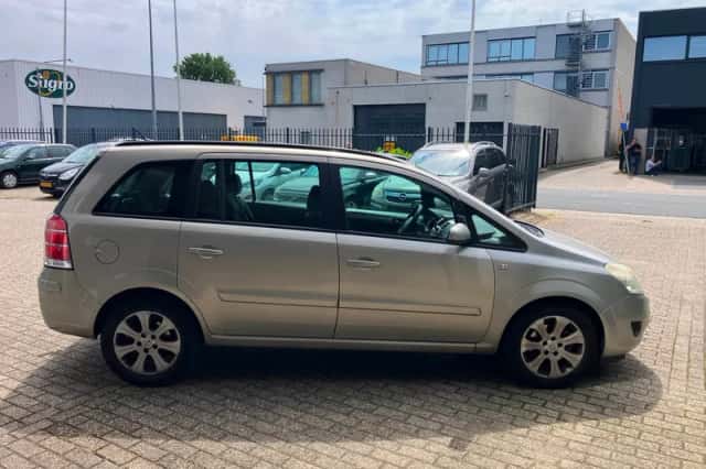 Opel Zafira (2008) thumbnail 3