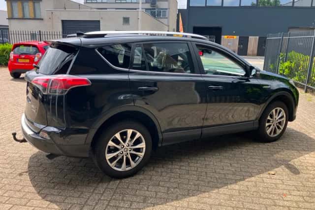 Toyota RAV4 (2016) thumbnail 3