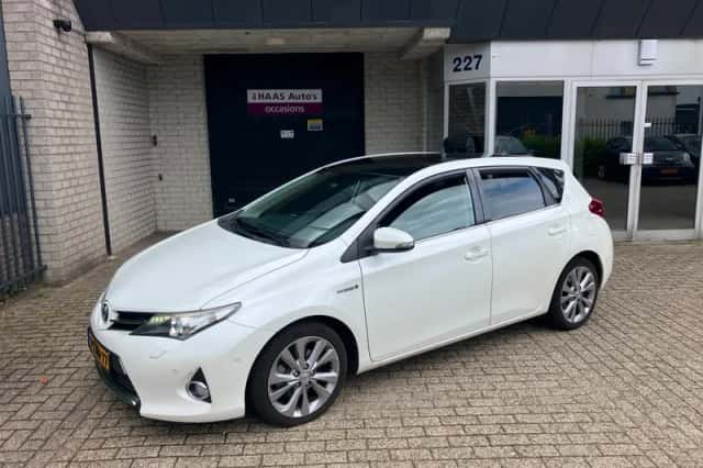 Toyota Auris (2013) thumbnail 1