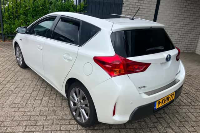 Toyota Auris (2013) thumbnail 2