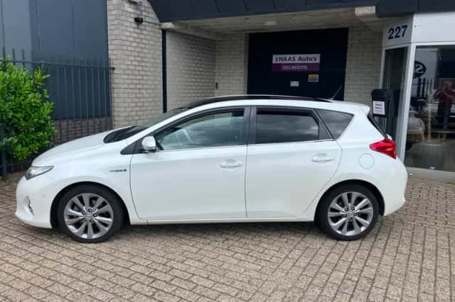 Toyota Auris (2013) thumbnail 3