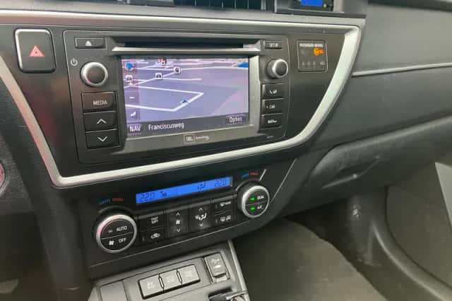 Toyota Auris (2013) thumbnail 5