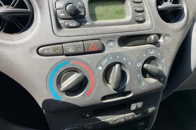 Toyota Yaris (1999) thumbnail 2