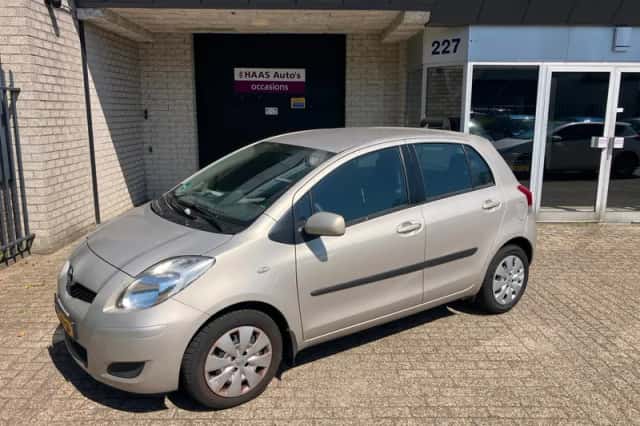 Toyota Yaris (2009) thumbnail 1