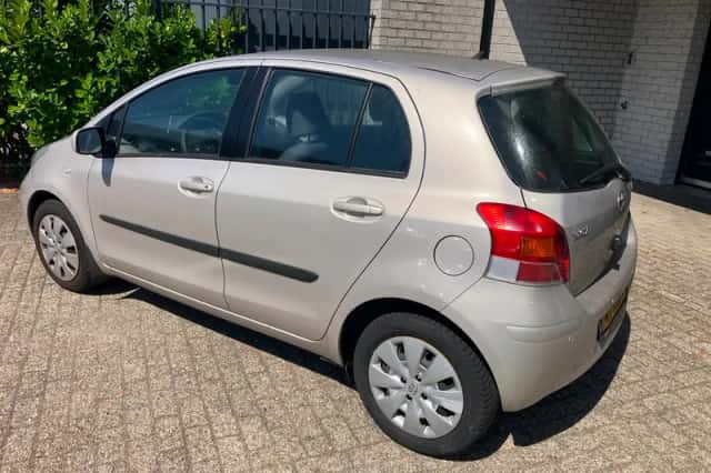 Toyota Yaris (2009) thumbnail 4