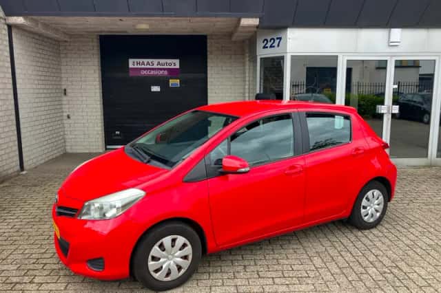 Toyota Yaris (2012) thumbnail 1