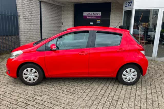 Toyota Yaris (2012) thumbnail 2