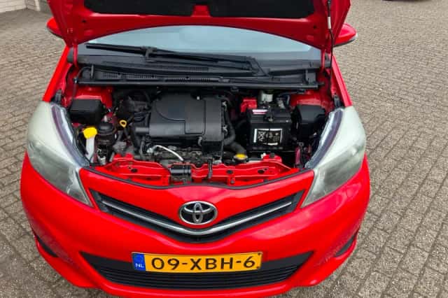 Toyota Yaris (2012) thumbnail 3