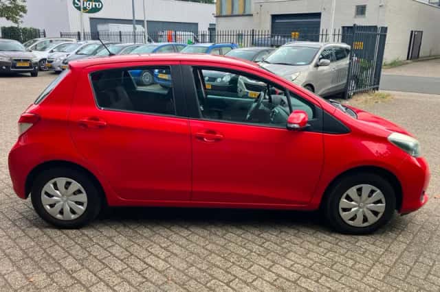 Toyota Yaris (2012) thumbnail 4