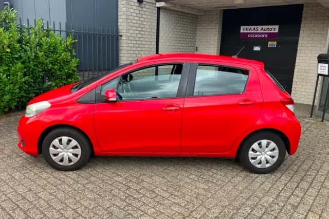 Toyota Yaris (2012) thumbnail 5