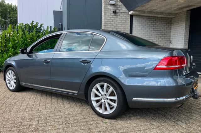 Volkswagen Passat (2010) thumbnail 2