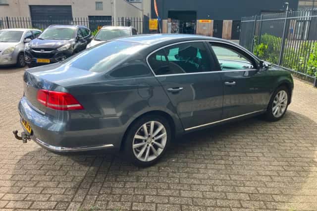 Volkswagen Passat (2010) thumbnail 3