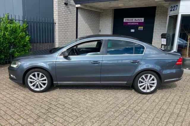 Volkswagen Passat (2010) thumbnail 4