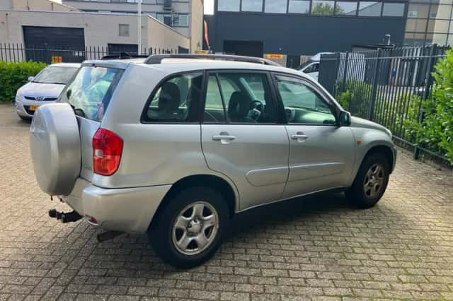 Toyota RAV4 (2003) thumbnail 2