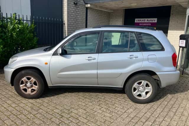 Toyota RAV4 (2003) thumbnail 3