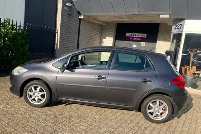 Toyota Auris (2007) thumbnail 2