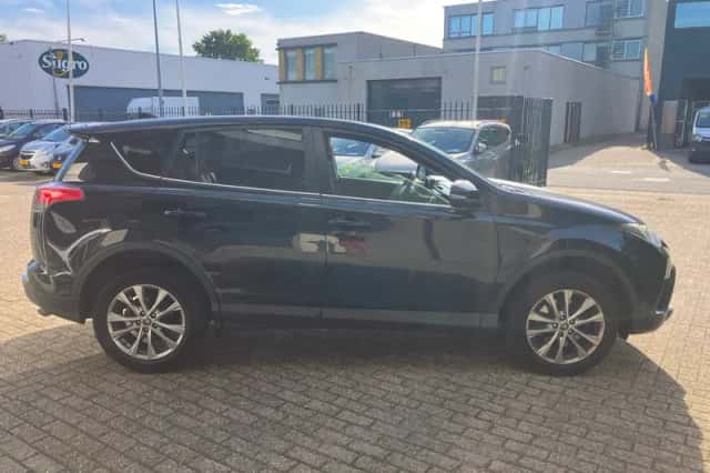 Toyota RAV4 (2017) thumbnail 2
